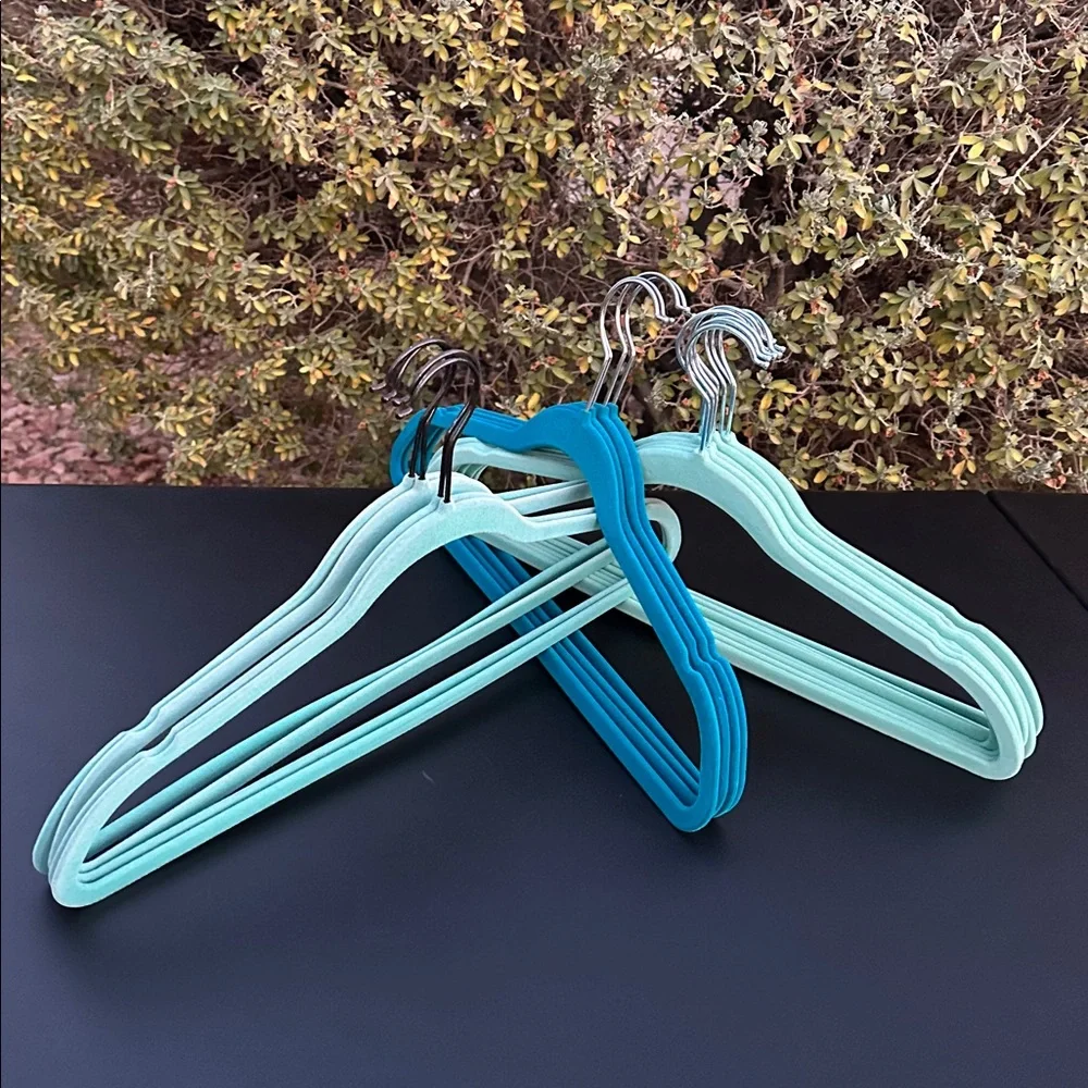 Velvet hangers heavy duty set of 16 counts, used-great condition.